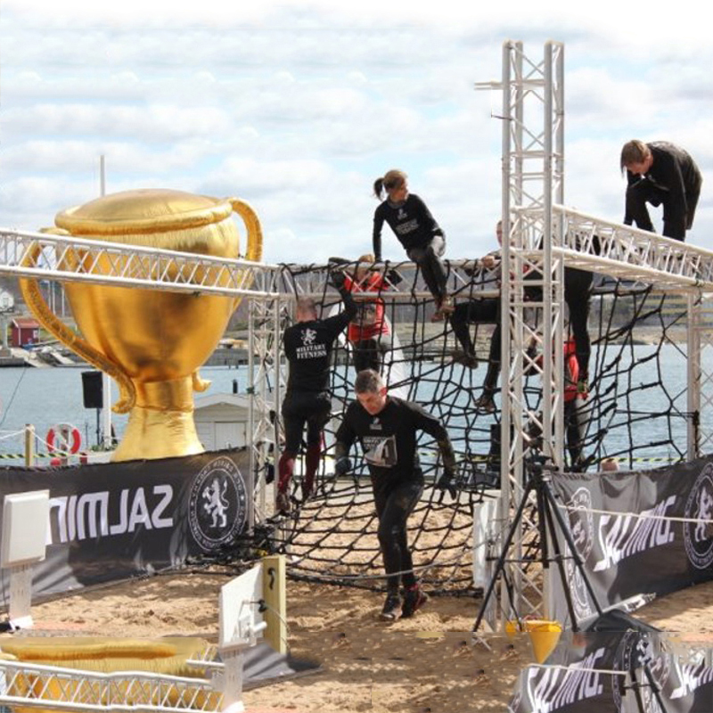 What safety standards do outdoor expansion climbing nets in Europe and the US have?